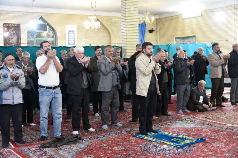 نماز جماعت به پیشنمازی بهروز رحمی در هندودر